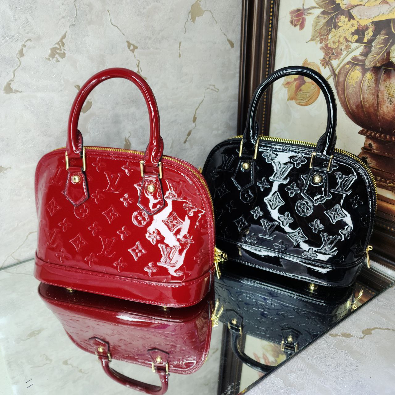 Louis Vuitton Alma en cuir verni Sac à main BLACK
